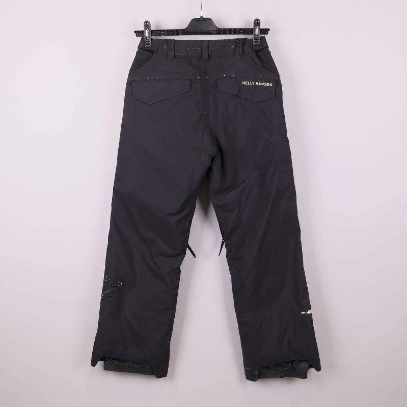 Baksidan av svarta byxor med fickor och märkning