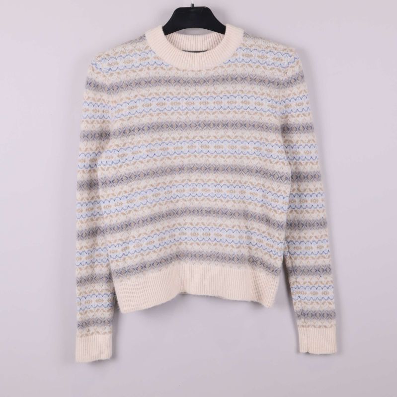 Stickad tröja med mönster och rund hals framifrån