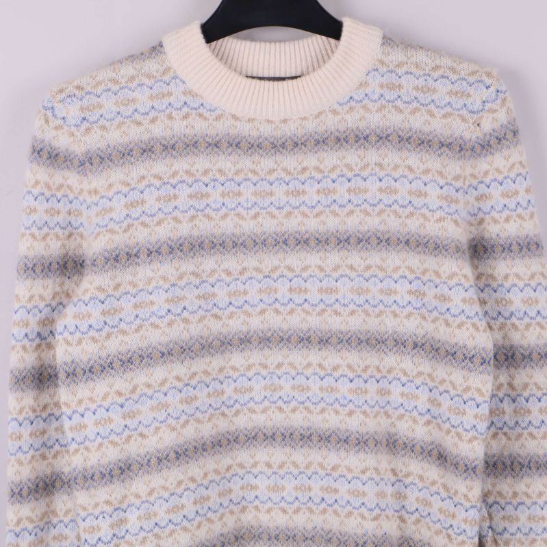 Närbild på överdelen av tröjan med mönster och halsringning