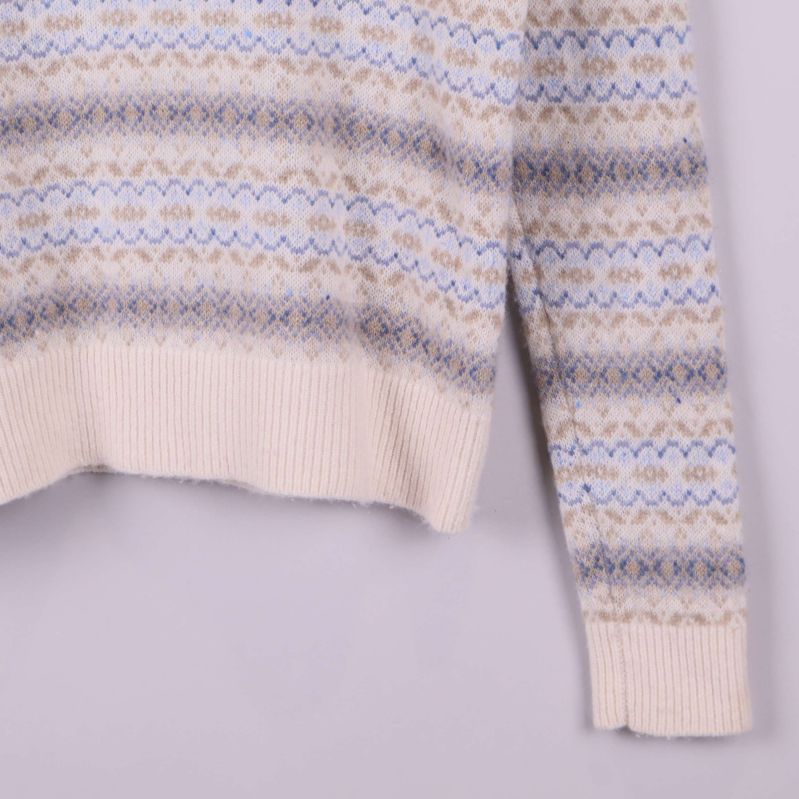 Närbild på andra sidan nederkant och ärm med ribbad mudd