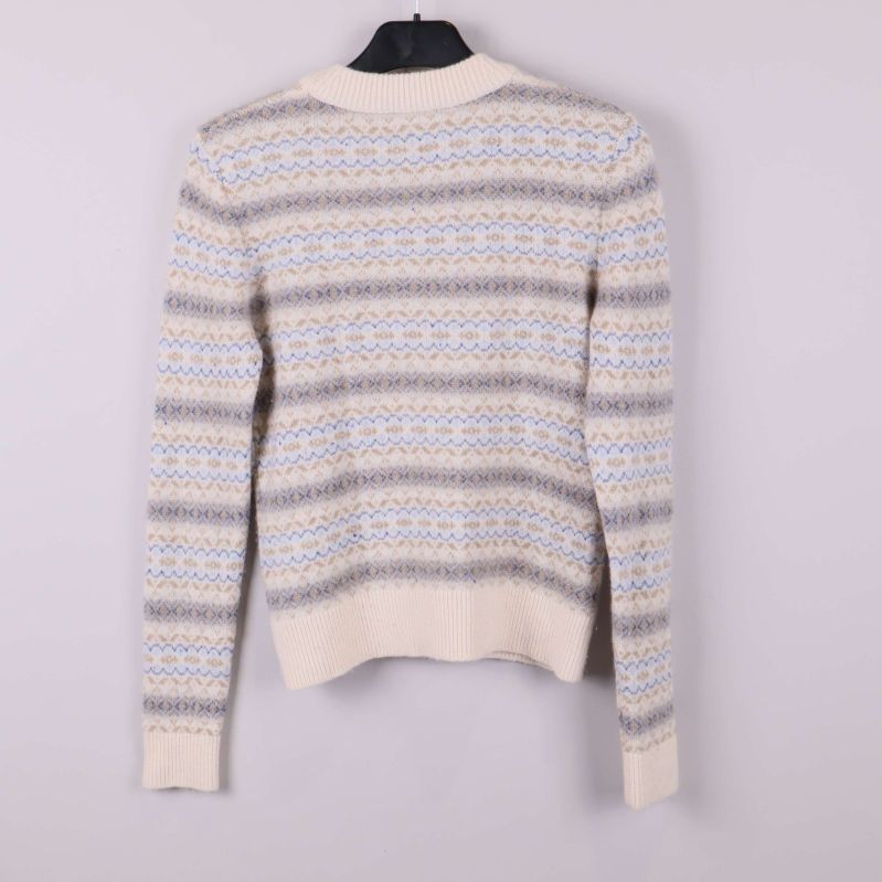 Stickad tröja med mönster och rund hals bakifrån