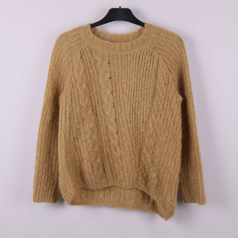 Stickad tröja i beige med flätmönster frontvy