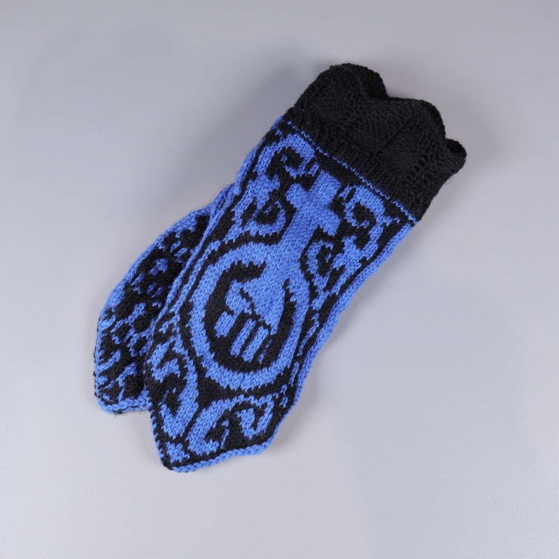 Stickade tumvantar i blått och svart sedd från sidan