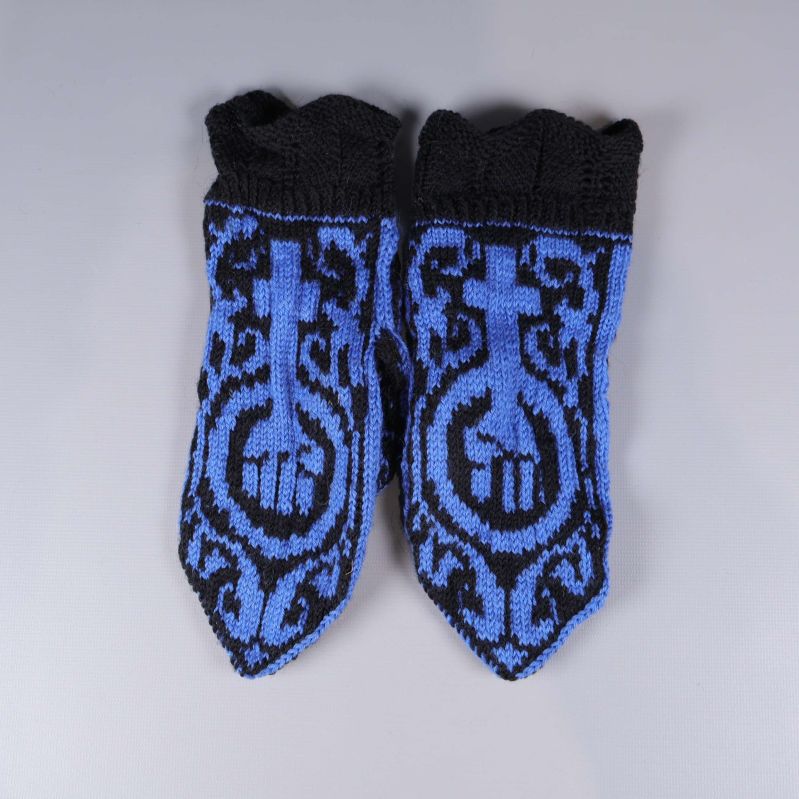 Båda tumvantarna utlagda sida vid sida med tydligt mönster