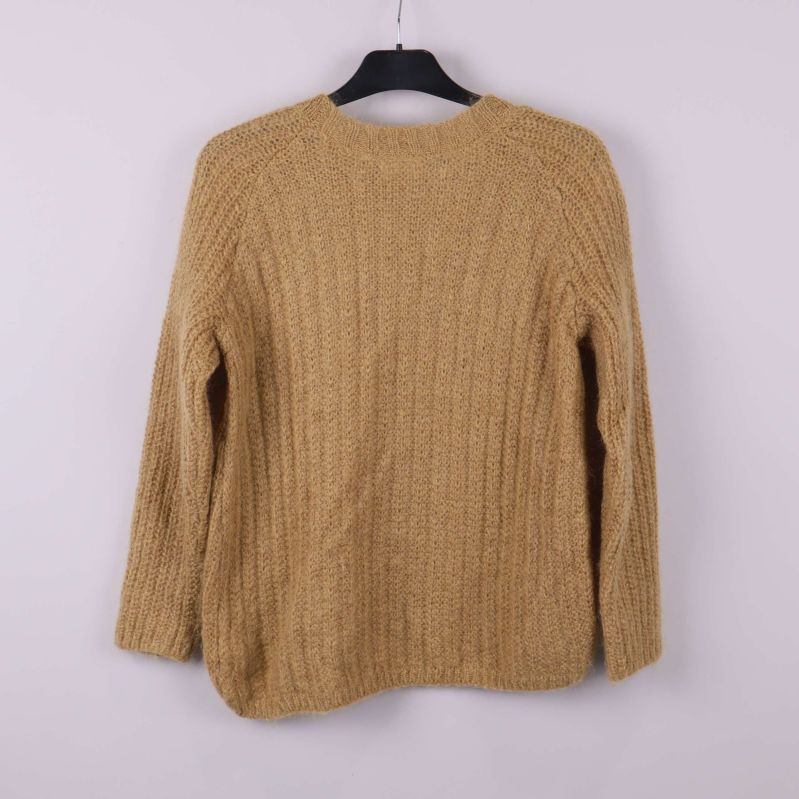 Stickad tröja i beige bakifrån på galge