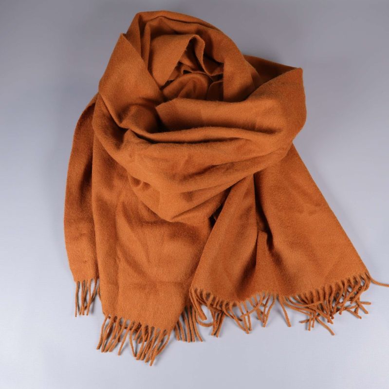 Orange halsduk med fransar ihopvikt