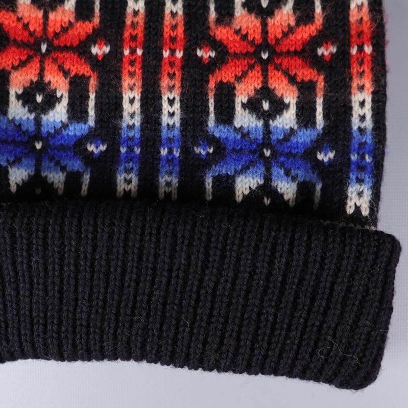 Närbild på svart ribbstickad kant och mönster