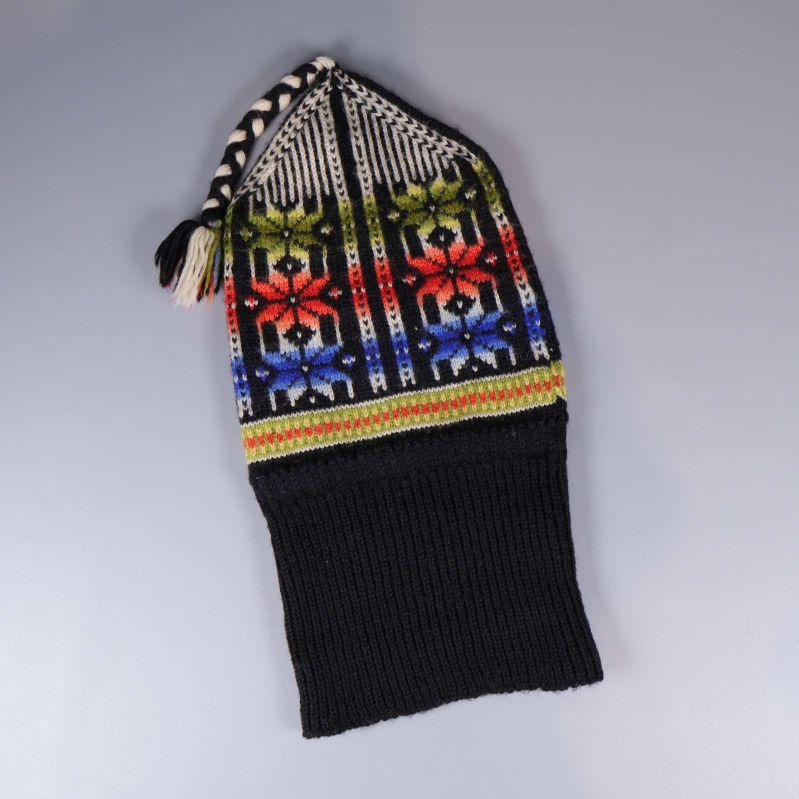 Stickad luva utvikt med ribbstickad del och mönster