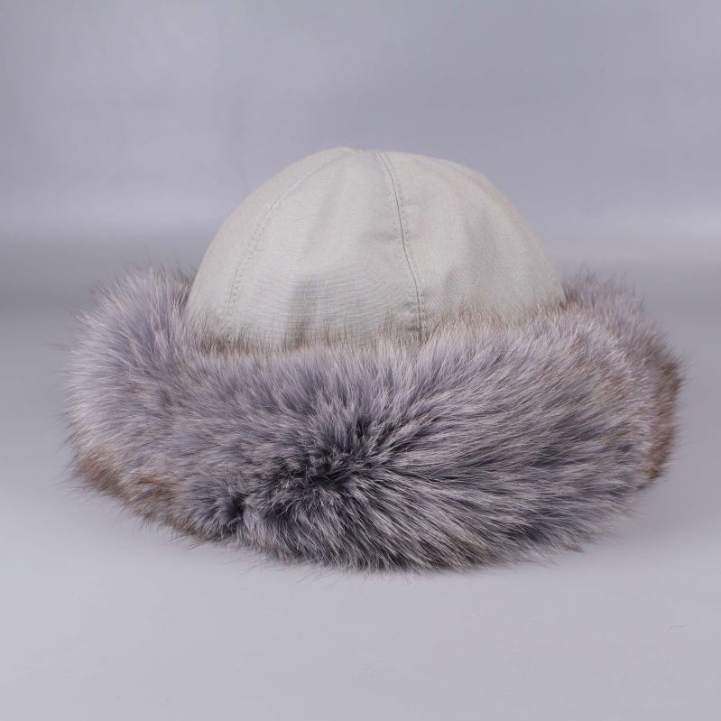 Pälsmössa fotograferad snett framifrån mot grå bakgrund
