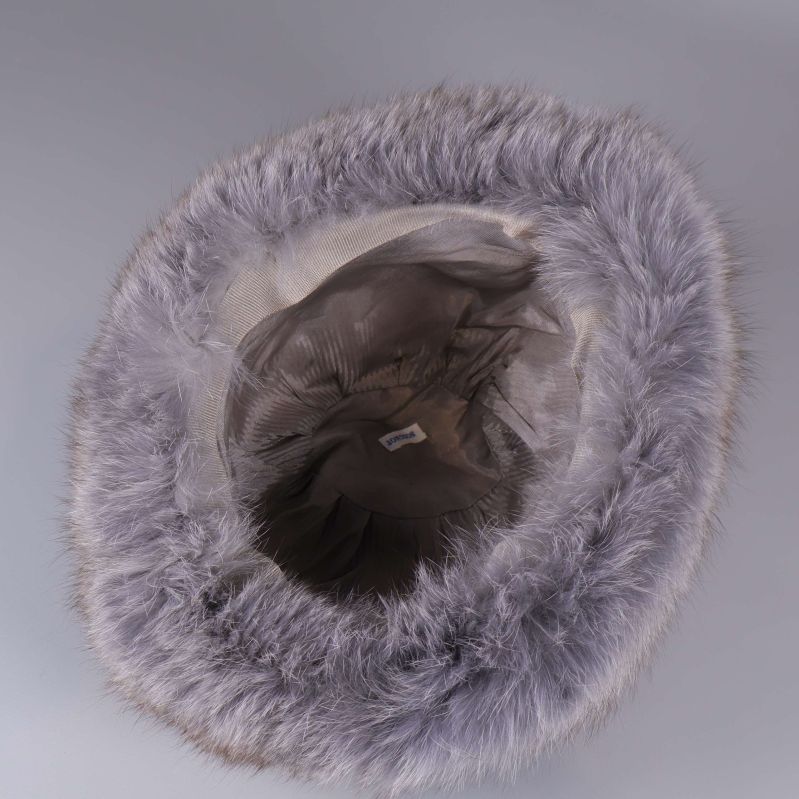 Insida av pälsmössa med brunt tygfoder