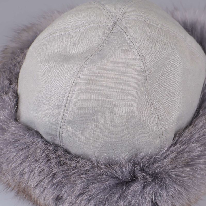 Närbild på sömmarna och pälsen på mössan