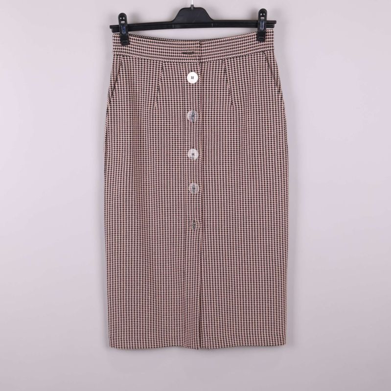 Framifrån av kjol med knappar