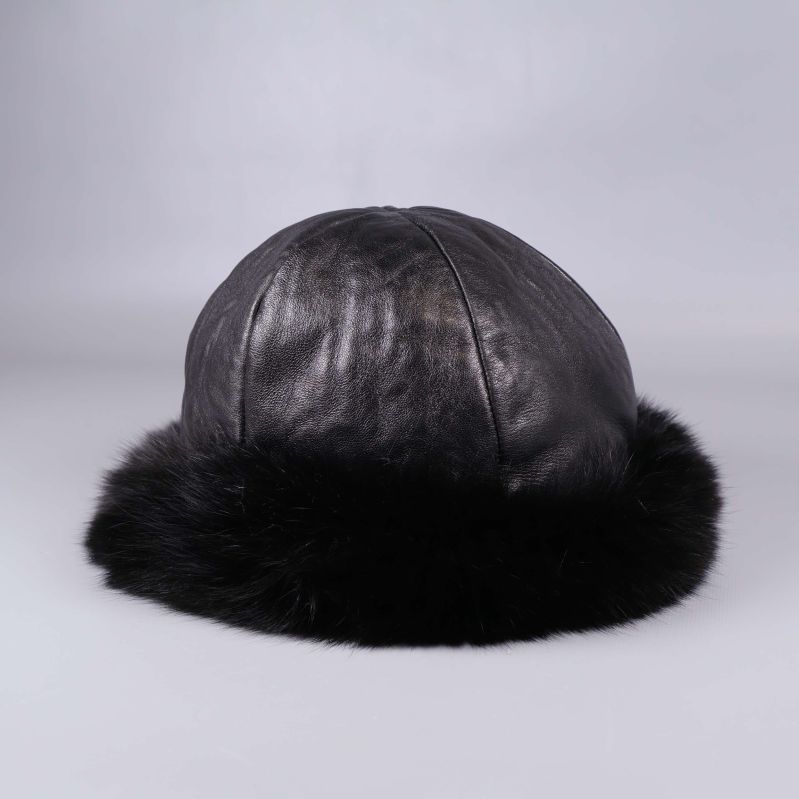 Svart mössa med pälskant visad bakifrån