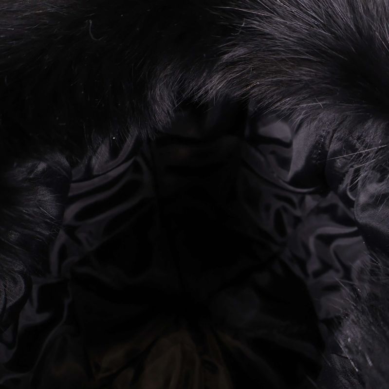 Närbild på mössans insida och pälskant