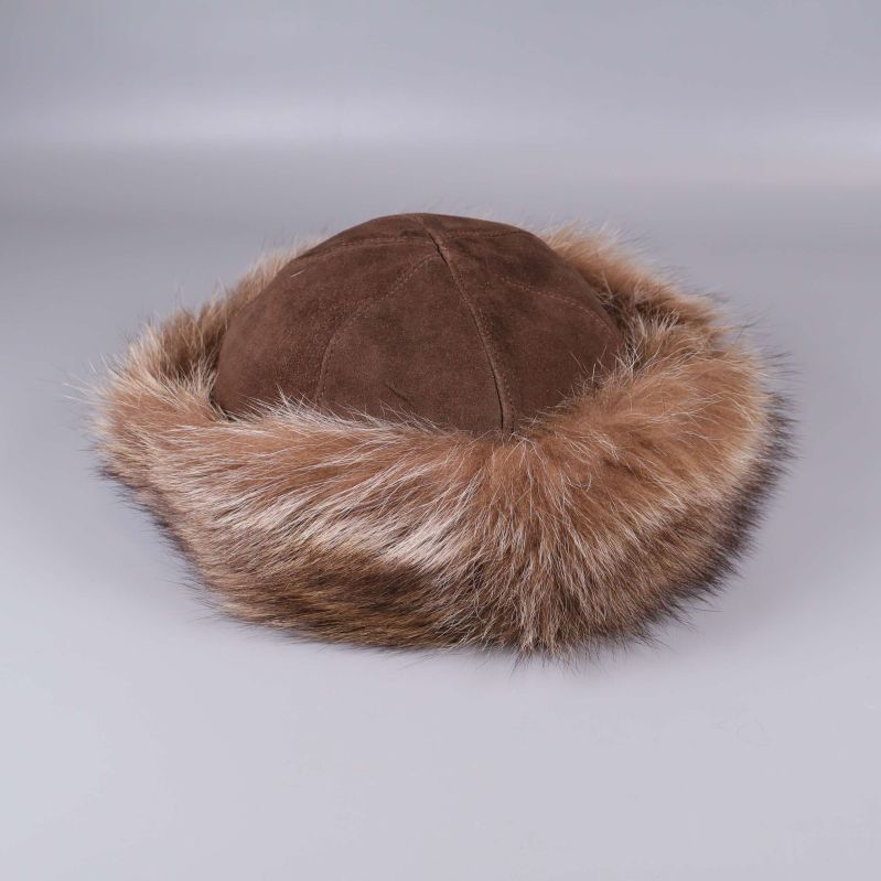 Brun mössa med bred, fluffig pälsdetalj