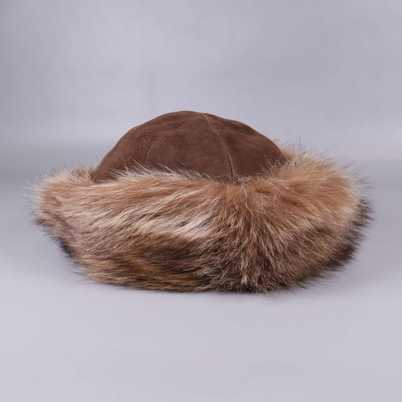 Mössa i brun ton med synlig pälskant