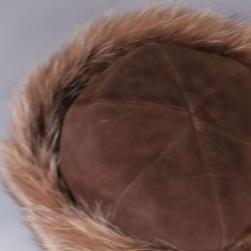 Närbild på mössans ovansida och sömmar