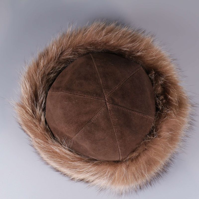 Mössa sedd ovanifrån med pälsbräm synligt