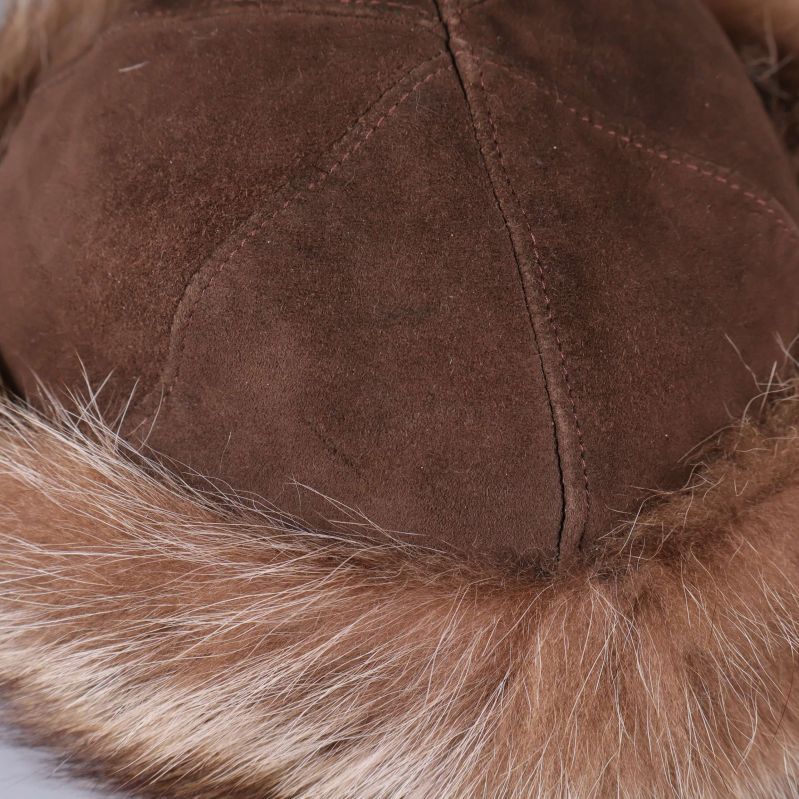 Närbild på brun mocka och pälsdetalj