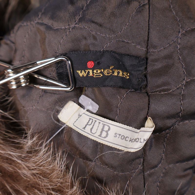 Etikett med Wigens och PUB Stockholm i mössa