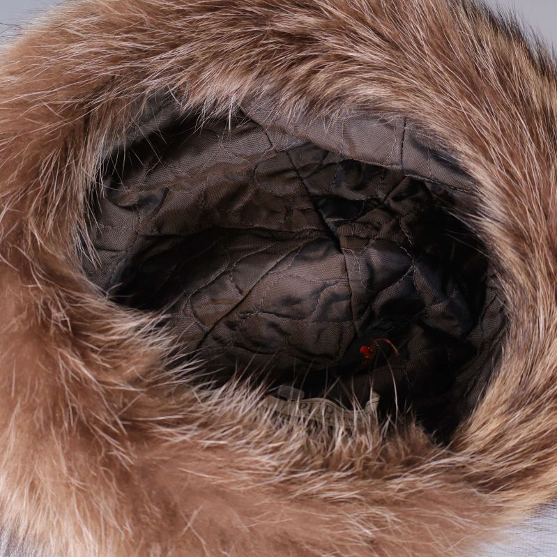 Insida av mössa med kviltat brunt foder