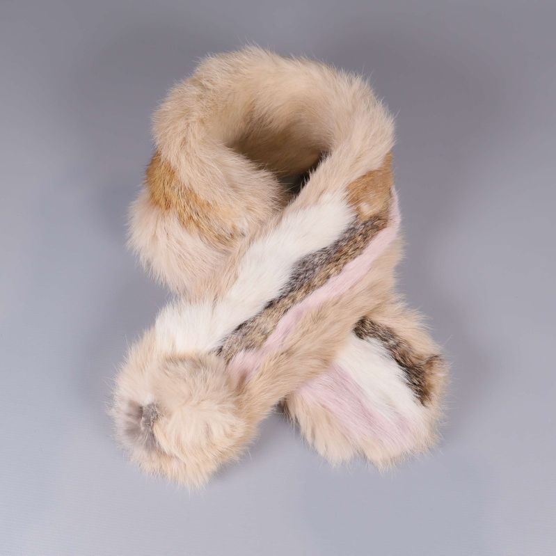 Pälsscarf i olika färger veckad till cirkel