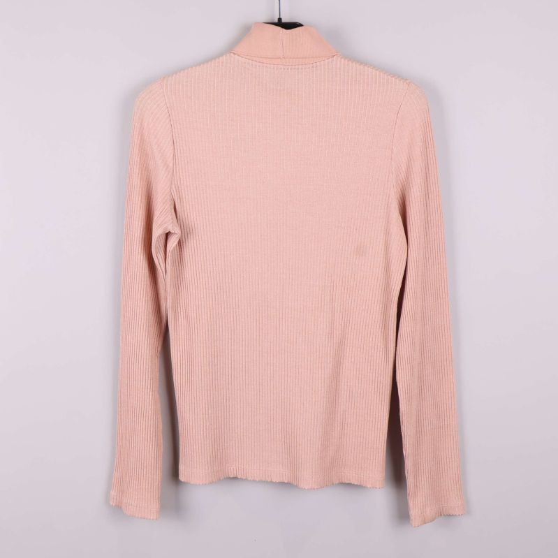 Baksidan av tröjan visas