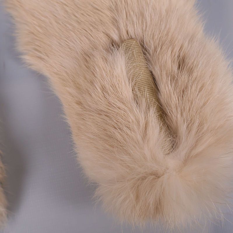 Närbild på ögla och pälsstruktur längst ut på scarfen