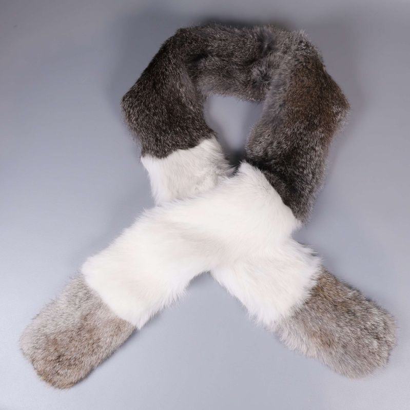 Lång mjuk halsduk i vitt, grått och brunt på grå bakgrund