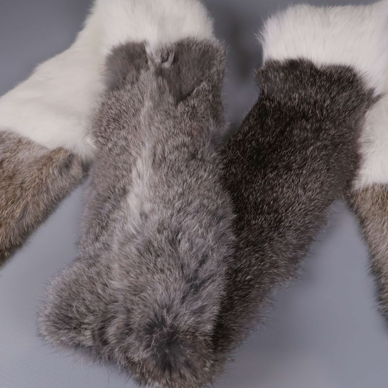 Närbild på halsdukens pälsstruktur med grå och vit färg