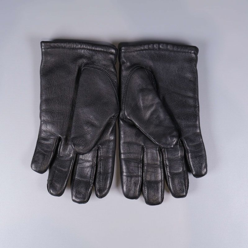 Svarta skinnhandskar i par med handflatan synlig