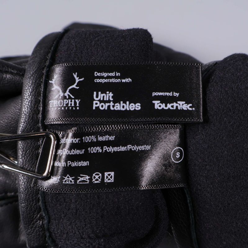 Etikett som visar material och samarbetspartner på fodret