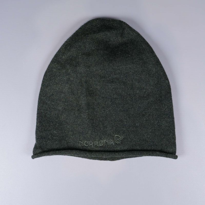 Mörkgrå stickad mössa sedd framifrån