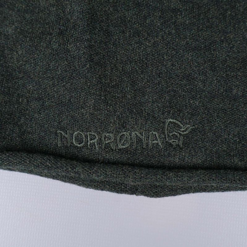 Närbild på broderad Norrona-logga på mössa