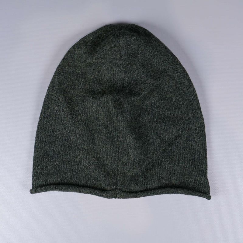 Mörkgrå stickad mössa sedd bakifrån