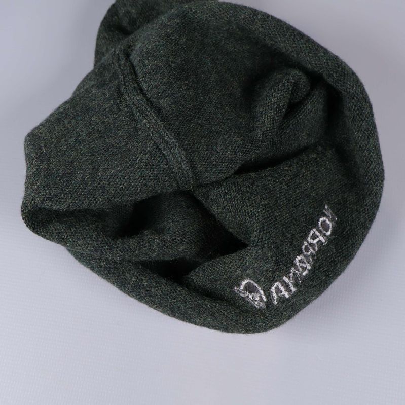 Insidan av mörkgrå stickad mössa visas i detalj