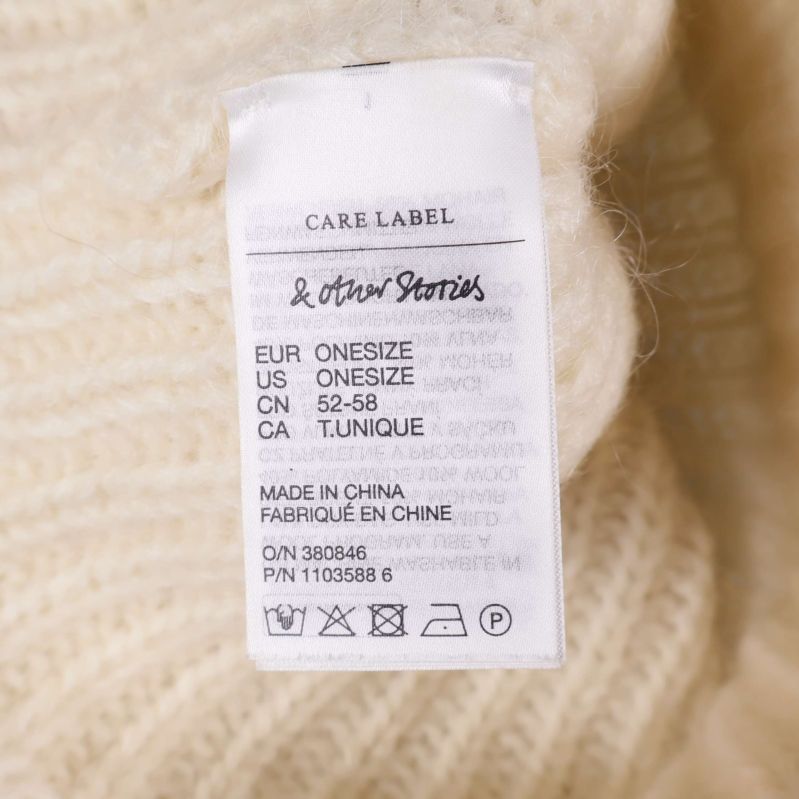 Tvättrådsetikett från & Other Stories i mössa