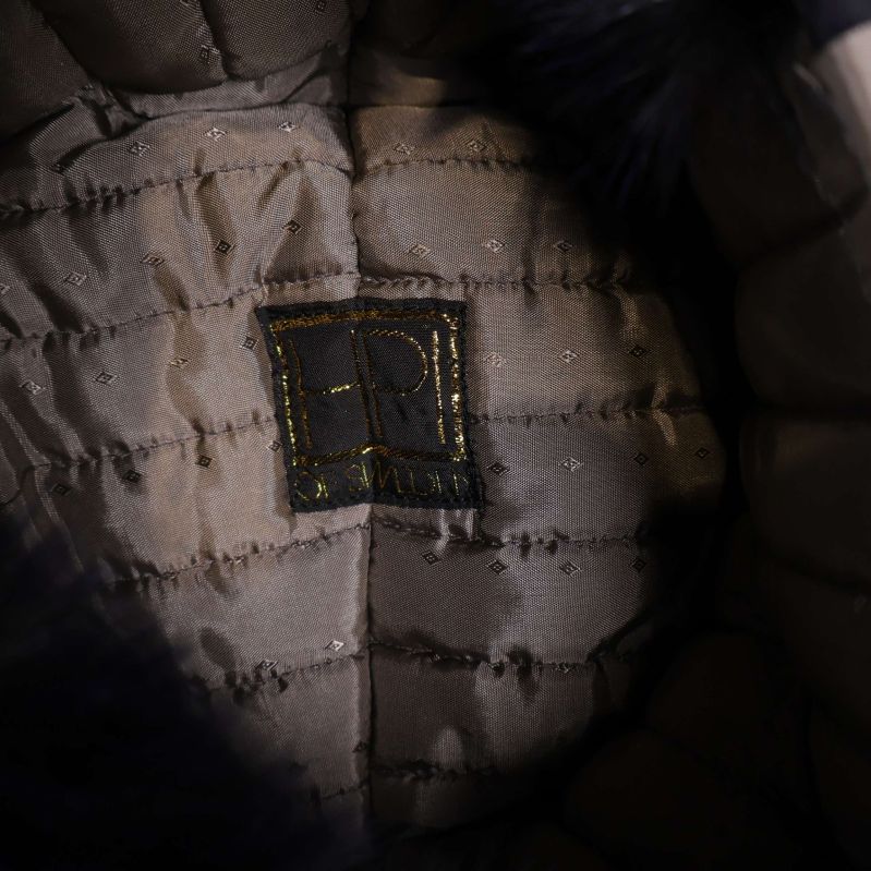 Fodrets etikett med broderad logga i svart och guld