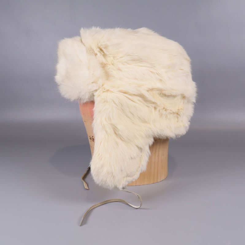 Vit trappermössa i fuskpäls från sidan