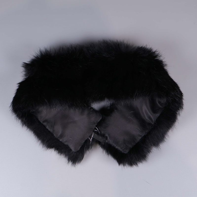 Svart pälsbåge vänd upp och ned, visar fodrad insida