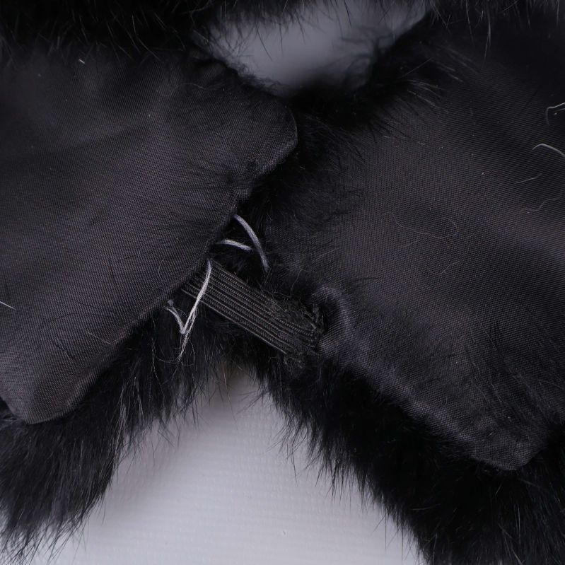 Närbild på elastiskt band på insidan av pälsbågen