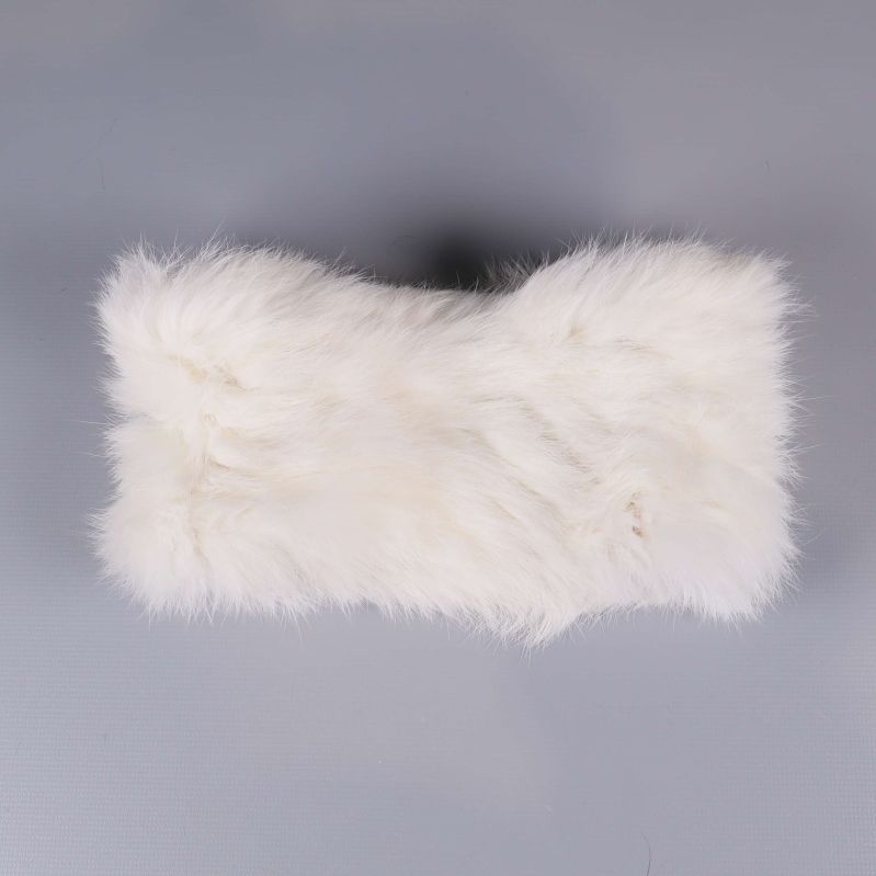 Vitt pannband i fluffig päls sedd ovanifrån