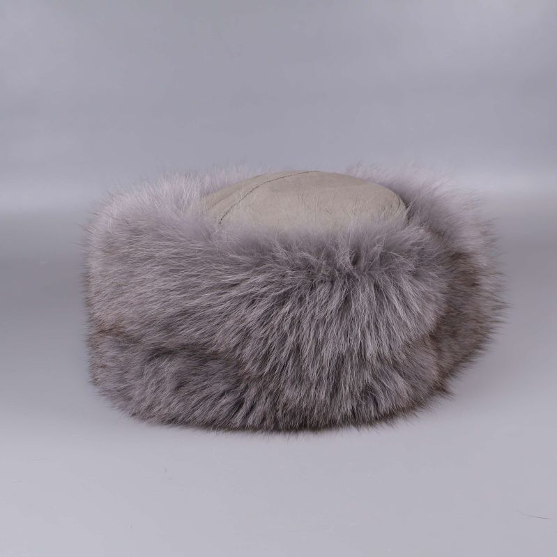 Grå mössa med pälsdetalj sedd rakt framifrån