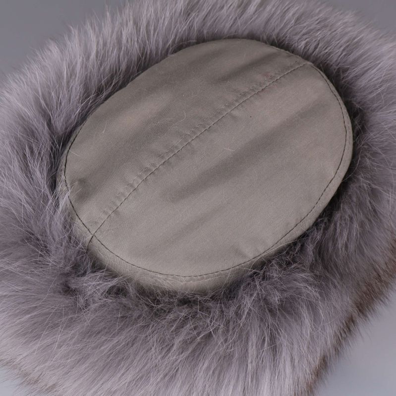 Detaljbild av ovansida i grått tyg och päls