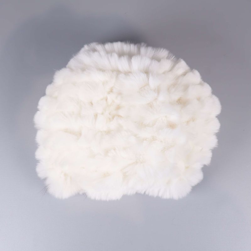 Baksidan av vit pälsmössa utan dekoration