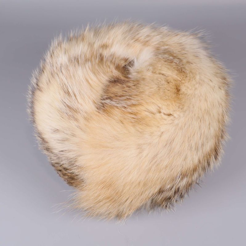 Ovanifrånvy av rund pälsmössa med skiftande färger