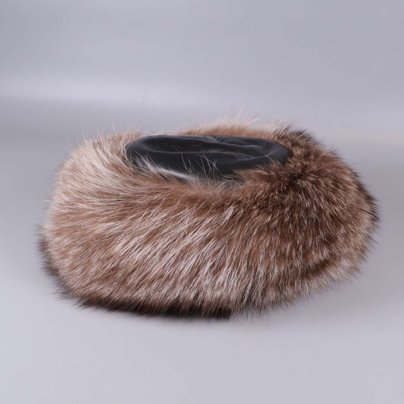 Mössa i profil med brun pälskant och svart topp