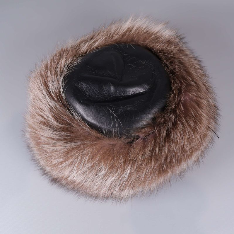 Mössa med bred brun pälskant och svart lädertop