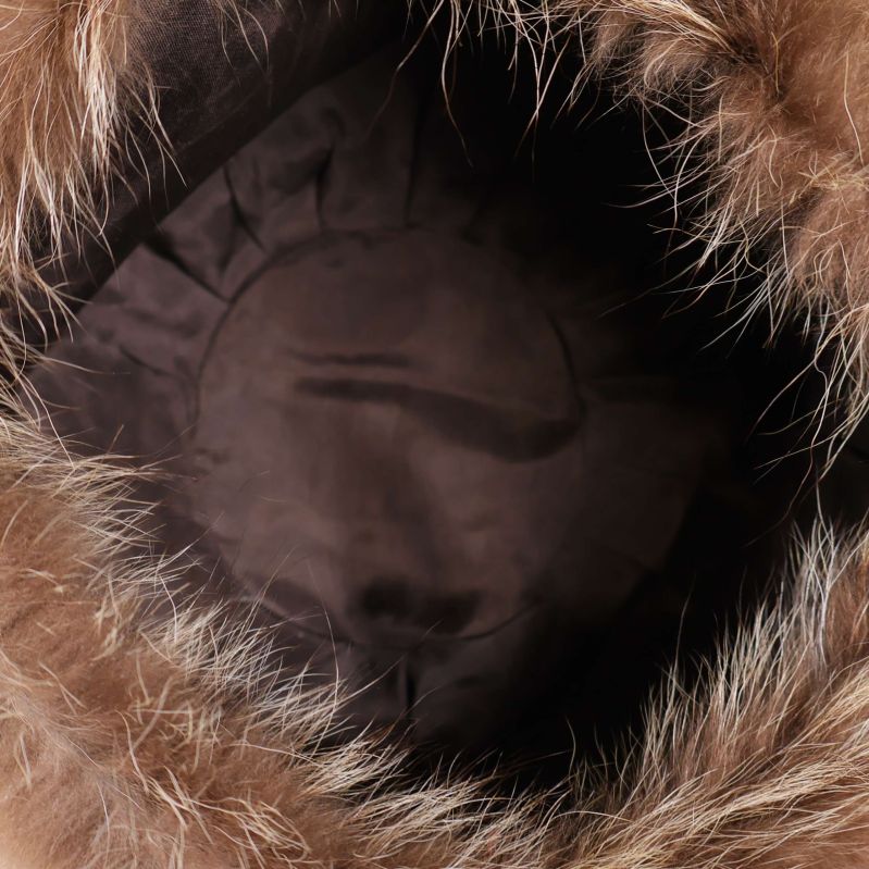 Insidan av mössan med slät textilfodring