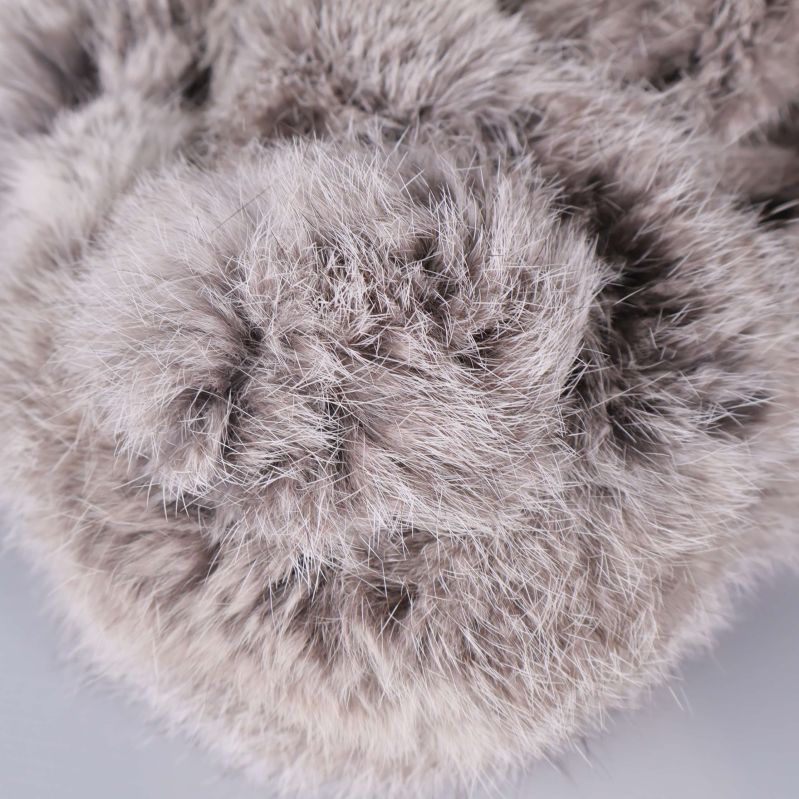 Närbild av fluffig fuskpälsstruktur på halsband